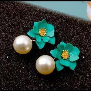 NWTBeautiful flower earring